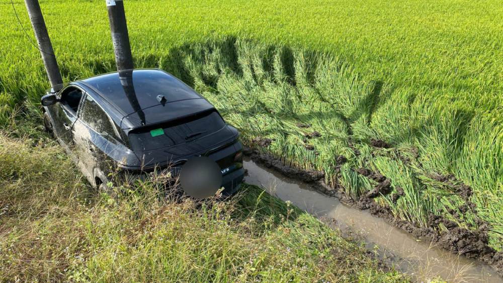 The car plunged into a rice field. Photo: Nguyen Nam