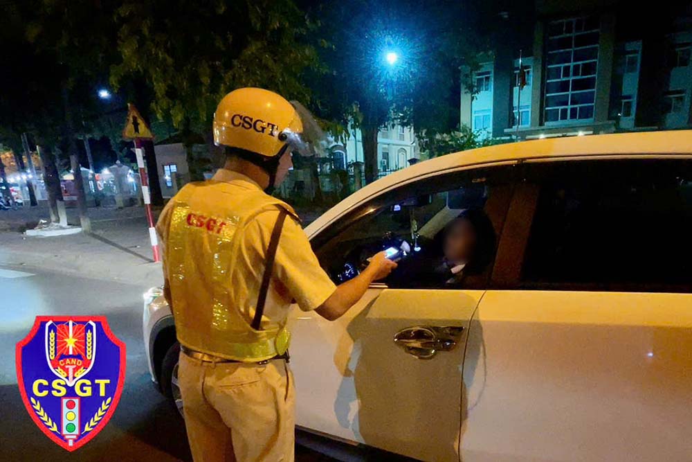 Kiểm tra nồng độ cồn trên các tuyến đường trọng điểm tại Tây Ninh. Ảnh: Thanh Vũ