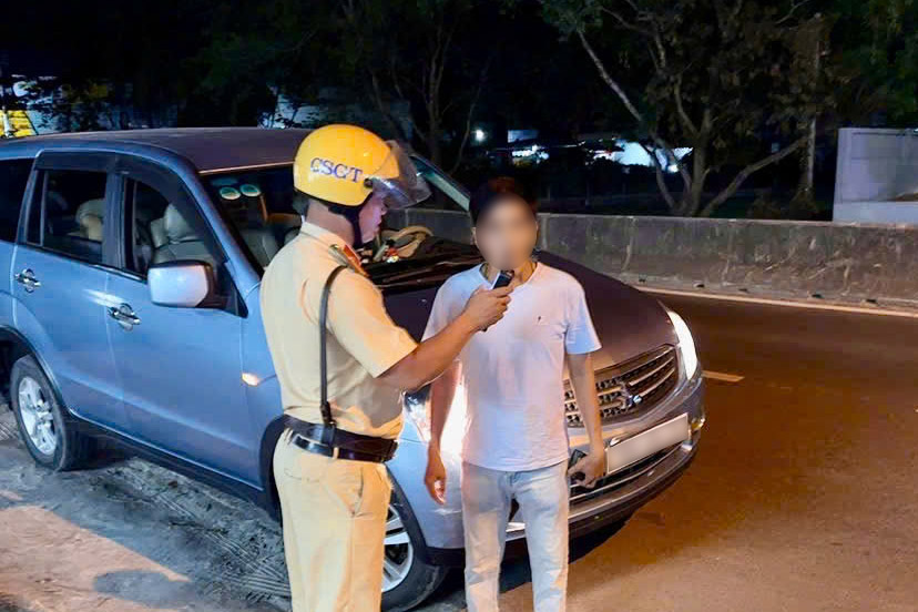 Tay Ninh checks alcohol concentration and detects increased violation rates at night. Photo: Thanh Vu