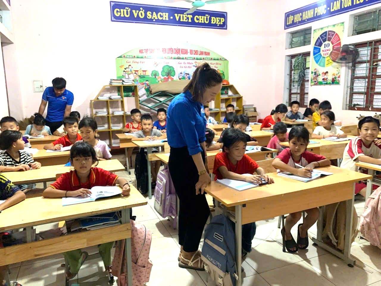 Đoàn viên thanh niên xã Yên Hòa (Nghệ An) hỗ trợ học sinh trong chương trình “Tiếng trống Khuyến học”, lan tỏa truyền thống đất học xứ Nghệ. Ảnh: Ngọc Anh