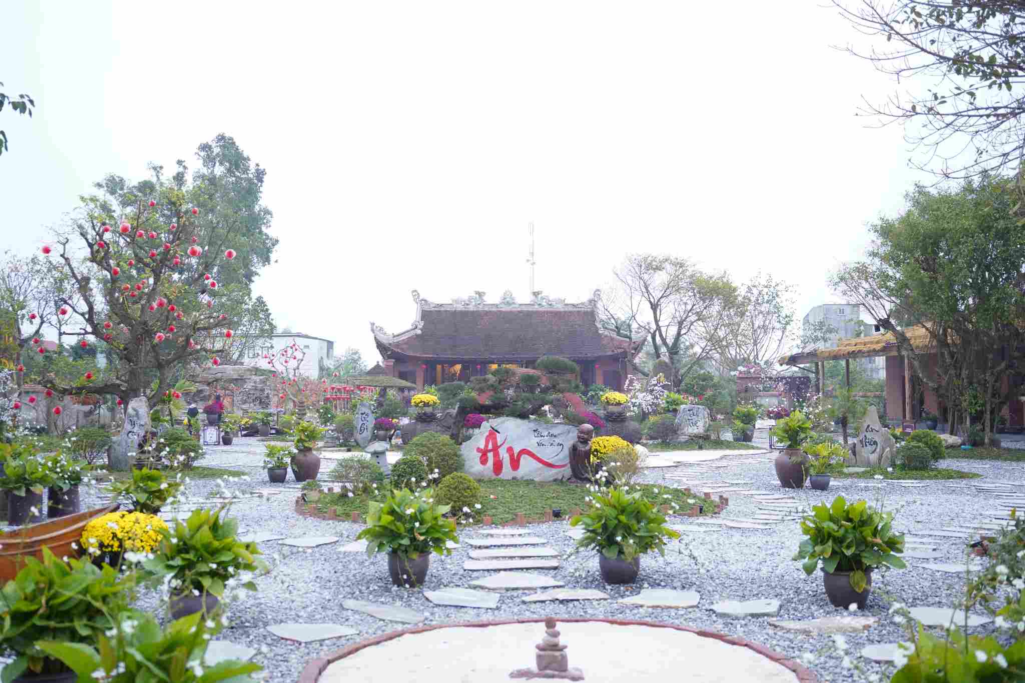 Khuôn viên chùa Phúc Lạc được bài trí tiểu cảnh xuân, tạo điểm nhấn cho du khách du xuân. Ảnh: Duy Chương 