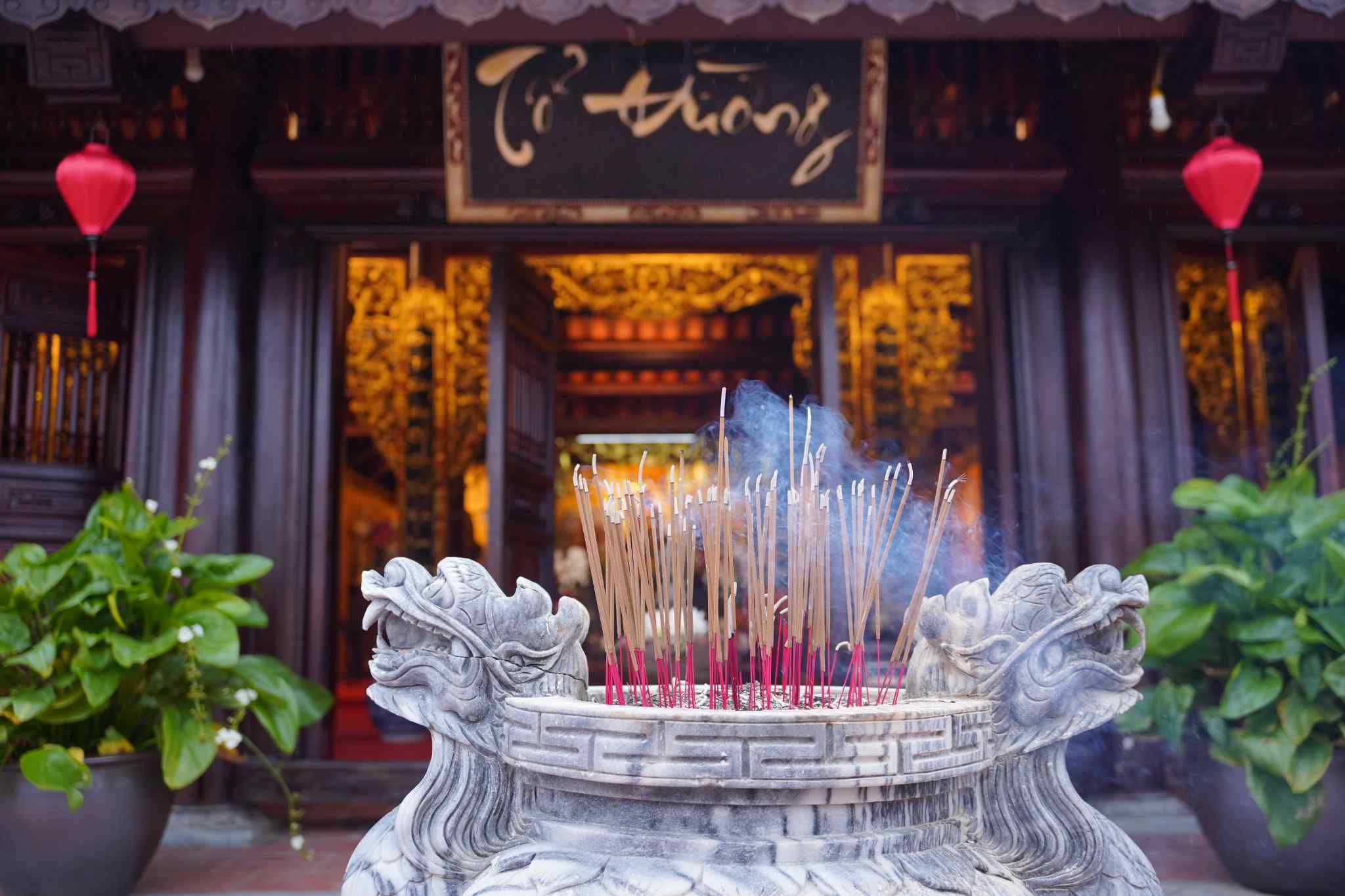 Hương khói nghi ngút trước chính điện, thể hiện nét đẹp tín ngưỡng đầu năm của người dân. Ảnh: Duy Chương