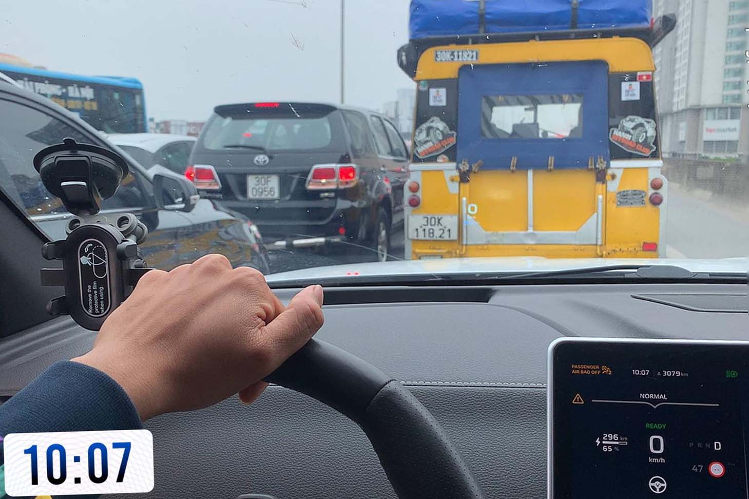 Ùn tắc cục bộ tại đường Vành đai 3 trên cao. Ảnh: