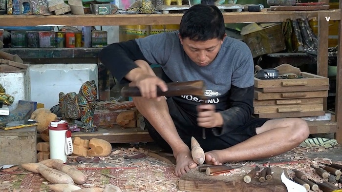 Thợ thủ công tất bật tạo hình ngựa gỗ củi lũ. Ảnh: Trần Thi