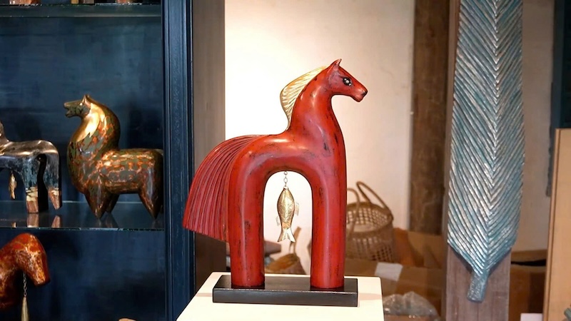 Chiêm ngưỡng tuyệt phẩm Mã Kim Ngư từ củi lũ đón Tết Bính Ngọ. Ảnh: Mỹ Linh