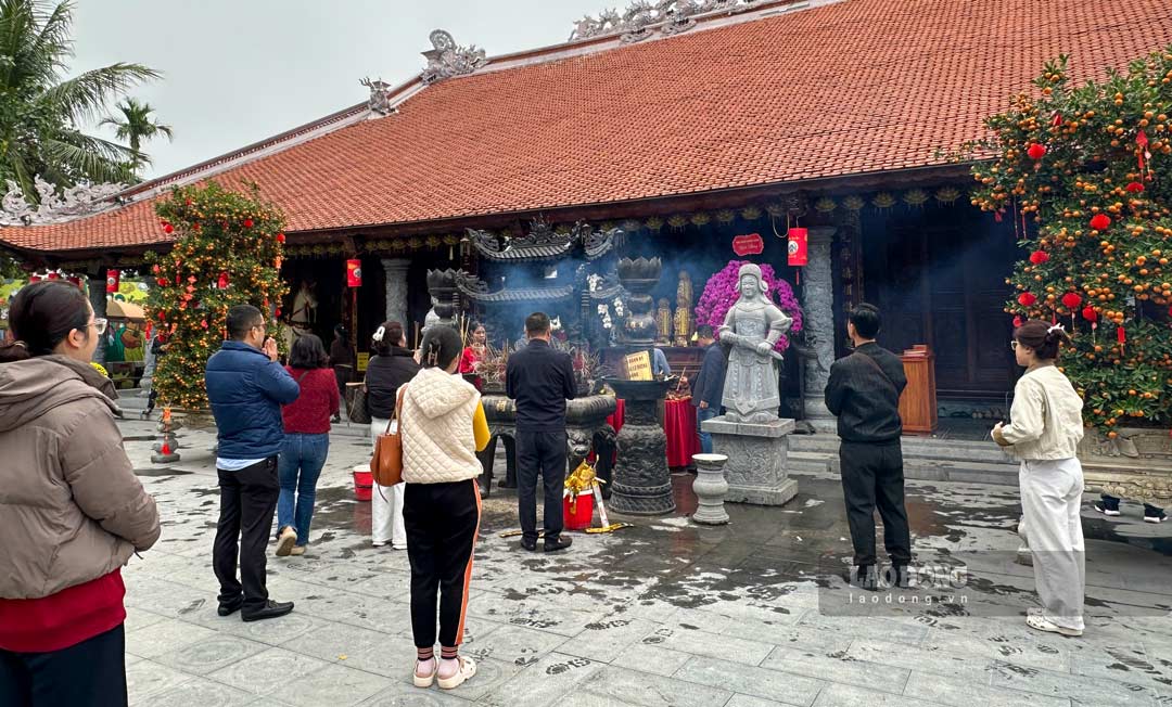 Chị Phạm Thùy Ninh (34 tuổi, ở xã Hưng Hà, tỉnh Hưng Yên) cho biết: “Hơn 7 năm nay, gia đình tôi đều đi lễ và xin quẻ thẻ tại đền Tiên La vào đầu năm để cầu cho năm mới mọi việc được hanh thông. Và cầu mong đường tình duyên thuân lợi cho riêng mình“.