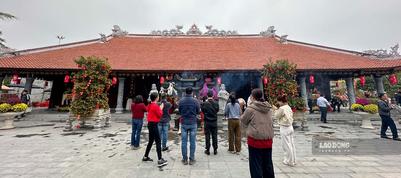 Ghi nhận của PV Báo Lao Động, ngày 18.2 (tức mùng 2 Tết Bính Ngọ), khá đông lượt du khách đến với ngôi đền linh thiêng ở xã Tiên La để tham quan, dâng hương, cầu may và xin quẻ thẻ đầu năm mới.