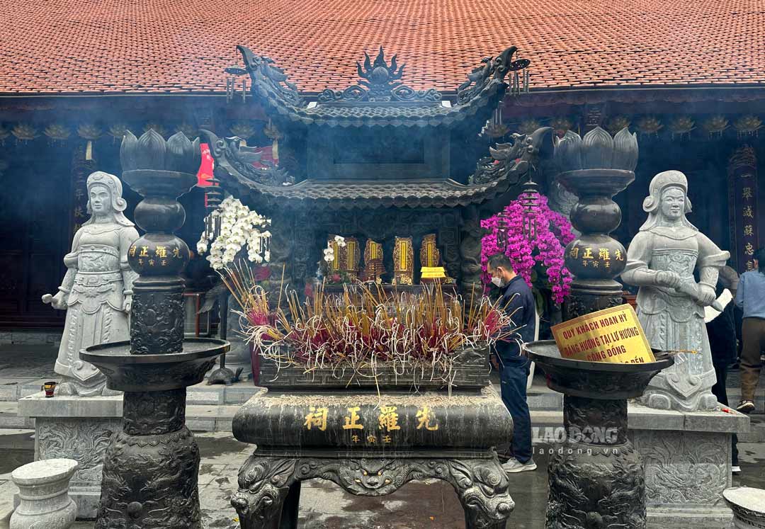 Mùng 2 Tết, thời tiết se lạnh, có chút mưa phùn nhẹ nhưng vẫn có khá đông người dân tham quan, vãn cảnh ở đền Tiên La (xã Tiên La, tỉnh Hưng Yên).