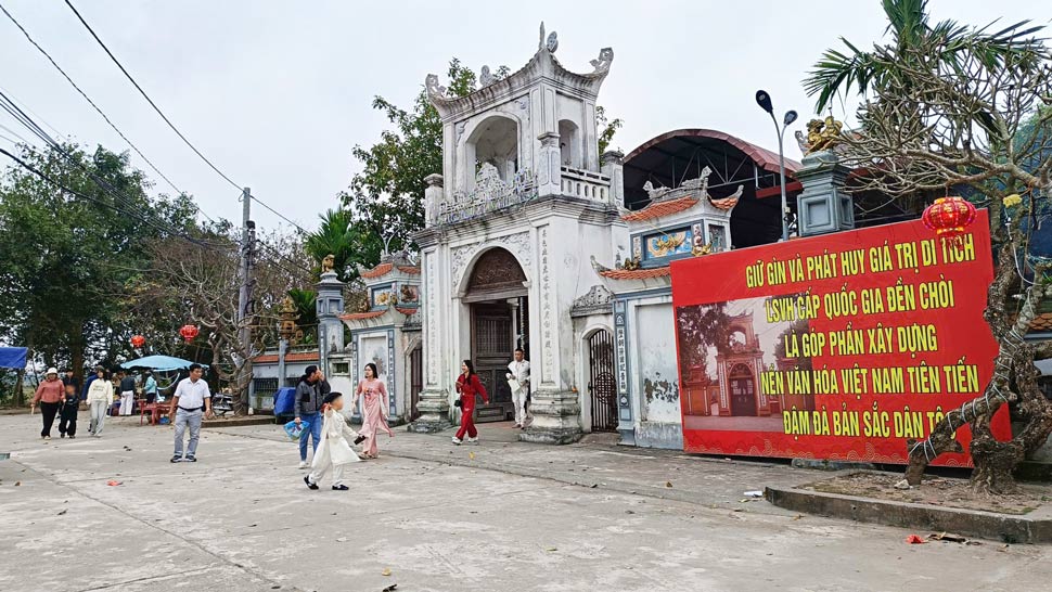 Sáng mùng 2 Tết, đông người dân và du khách đổ về Đền Chòi tại thôn Lỗ Trường, xã Đông Thụy Anh, tỉnh Hưng Yên để dâng hương, cầu mong năm mới bình an, thuận lợi. Ảnh: Hạo Thiên