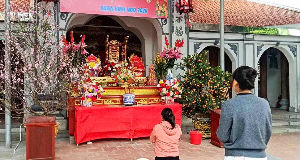 Khuôn viên Đền Chòi được dọn dẹp sạch sẽ, đảm bảo an ninh trật tự, tạo điều kiện thuận lợi để người dân vào dâng hương đầu xuân. Ảnh: Hạo Thiên