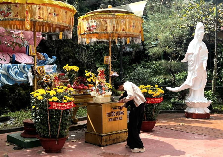 Người dân gửi tiền công đức trong ngày đầu năm mới. Ảnh: Thanh Thanh 