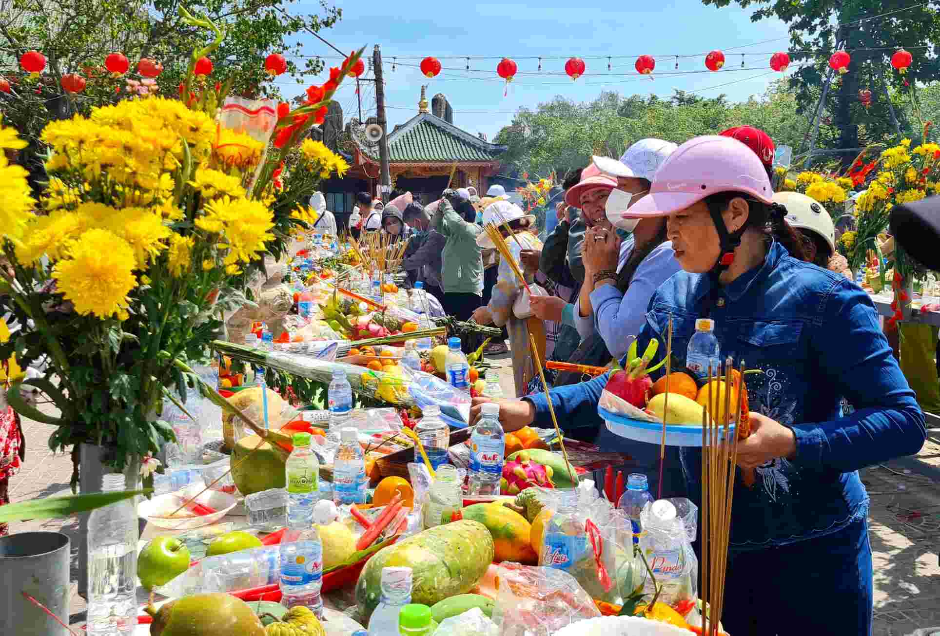 Chuẩn bị vật phẩm viếng Phật bà Nam Hải, tỉnh Cà Mau. Ảnh: Nhật Hồ.