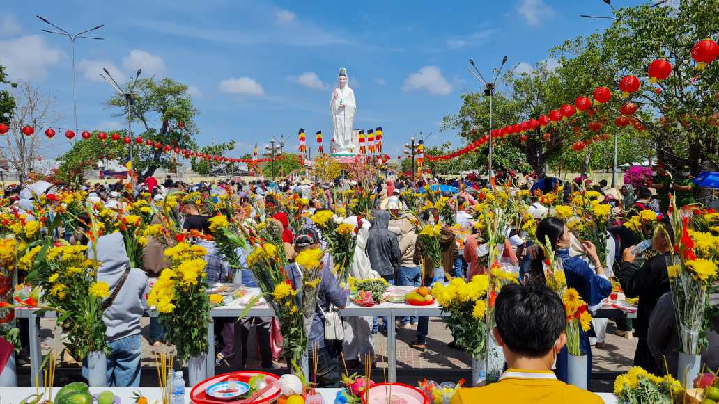 Quán âm Phật đài, Phật bà Nam Hải, Cà Mau, điểm du lịch tâm linh đông nghịch khách. Ảnh: Nhật Hồ.