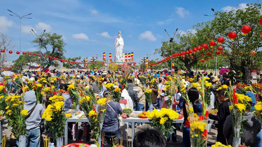 Đông nghịch khách viếng chùa đầu năm. Ảnh: Nhật Hồ.