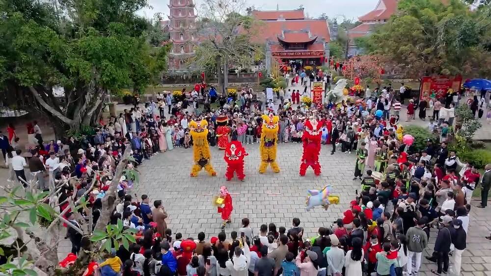 많은 사람들이 설날을 맞아 호앙푹 사원과 리에우한 사원으로 몰려들었습니다. 사진: 꽁상