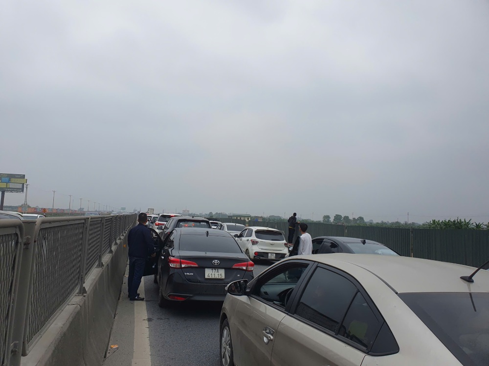 Các phương tiện nối dài trên đường cao tốc do ùn tắc. Ảnh: Phạm Đông
