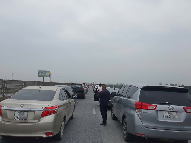 Cao tốc qua Thanh Hóa, Ninh Bình ùn tắc kéo dài