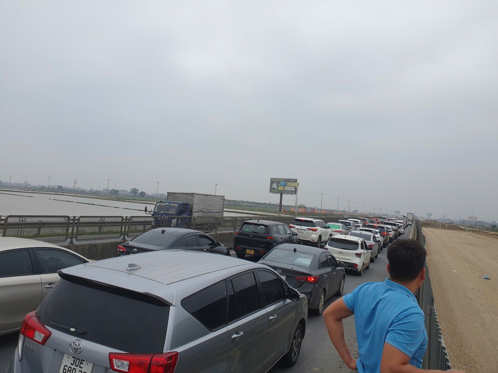 Không chỉ cao tốc, các tuyến đường xung quanh cũng hiển thị ùn tắc kéo dài. Ảnh: Phạm Đông