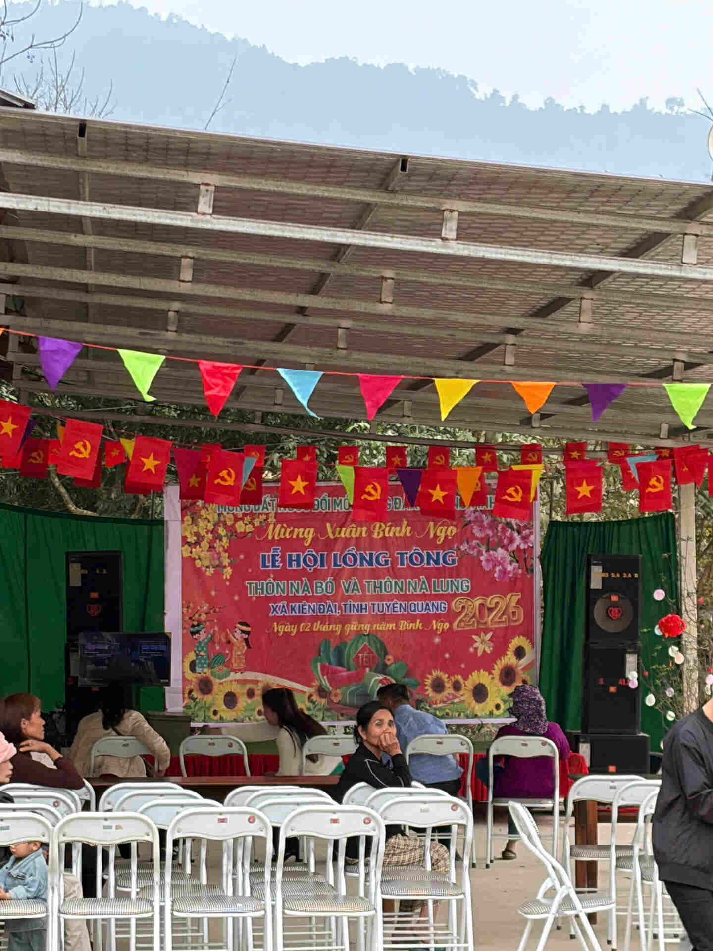 Không khí chuẩn bị khai hội lồng tồng ở thôn Nà Lung trưa mùng 2 Tết Bính Ngọ 2026. Ảnh: Nhân vật cung cấp 