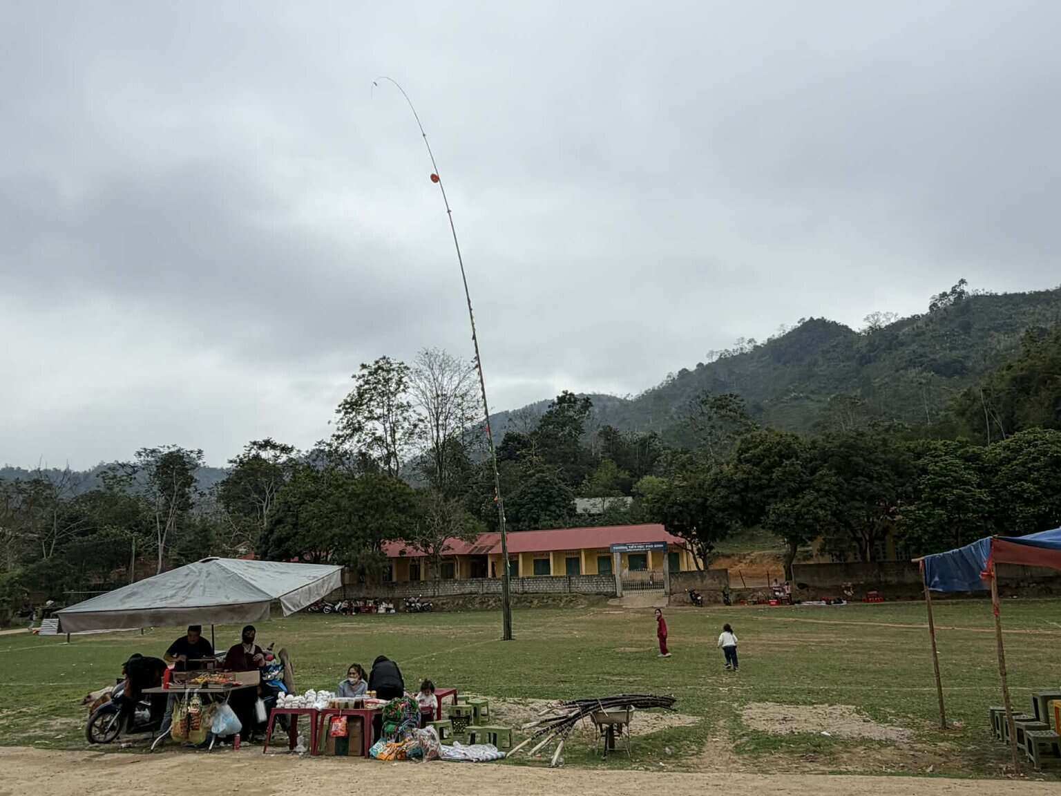 Scene of the stadium where the Tong festival will take place on the afternoon of the 2nd day of Tet in Na Lung village, Kien Dai commune, Tuyen Quang province. Photo: Character provided