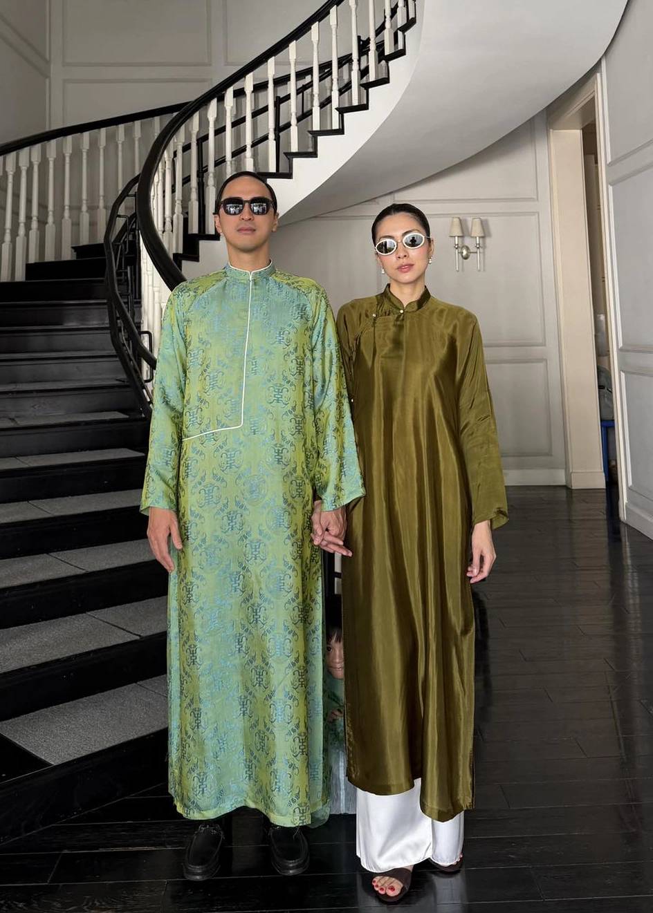 Con dâu tỉ phú Johnathan Hạnh Nguyễn và chồng doanh nhân luôn chụp ảnh áo dài đầu Xuân. Ảnh: NVCC