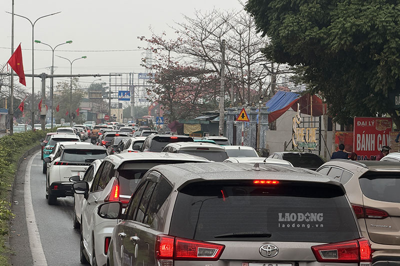 Hàng dài ô tô di chuyển chậm hướng từ tỉnh Hưng Yên lên cầu Tân Đệ. Ảnh: Dương Anh