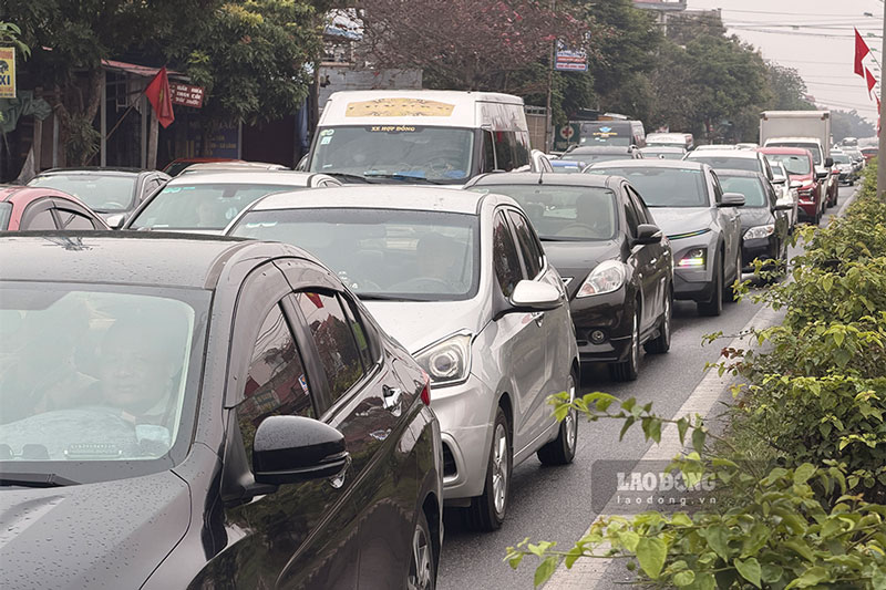Tình trạng ùn tắc kéo dài cả cây số, ở cả 2 phía lên cầu. Ảnh: Dương Anh