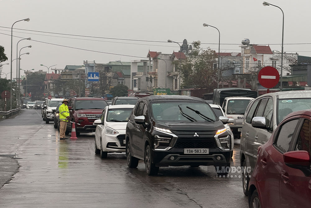 Lực lượng chức năng có mặt để điều tiết dòng xe, đảm bảo các phương tiện không xảy ra xung đột. Ảnh: Dương Anh