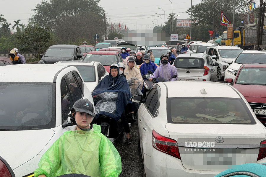 Dòng xe máy len lỏi giữa hàng ô tô ùn dài. Ảnh: Dương Anh