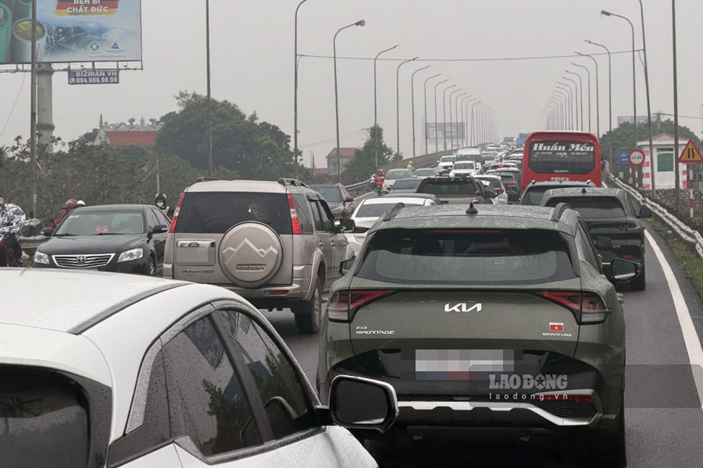 Long traffic jam in the Tan De bridge area connecting Hung Yen - Ninh Binh provinces