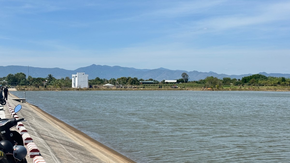 Đê Cà Giang nơi 2 thanh niên xuống tắm và đuối nước mất tích. Ảnh: Duy Tuấn 