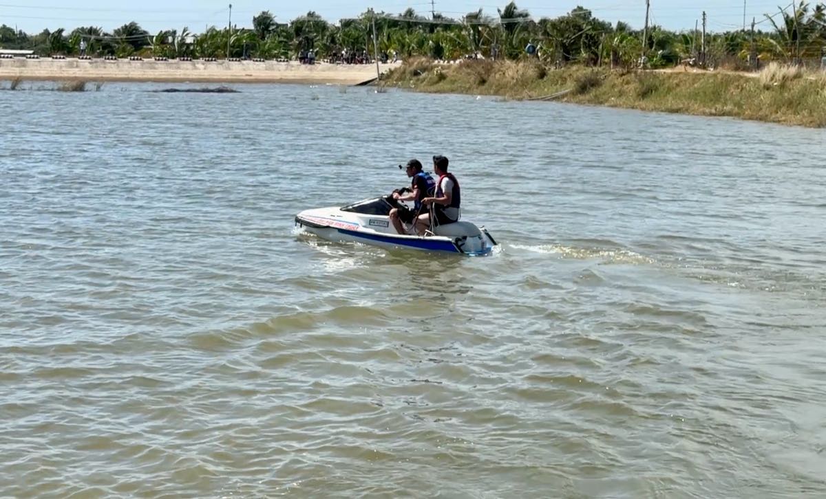 Mô tô nước đến hiện trường tìm kiếm. Ảnh: Duy Tuấn 