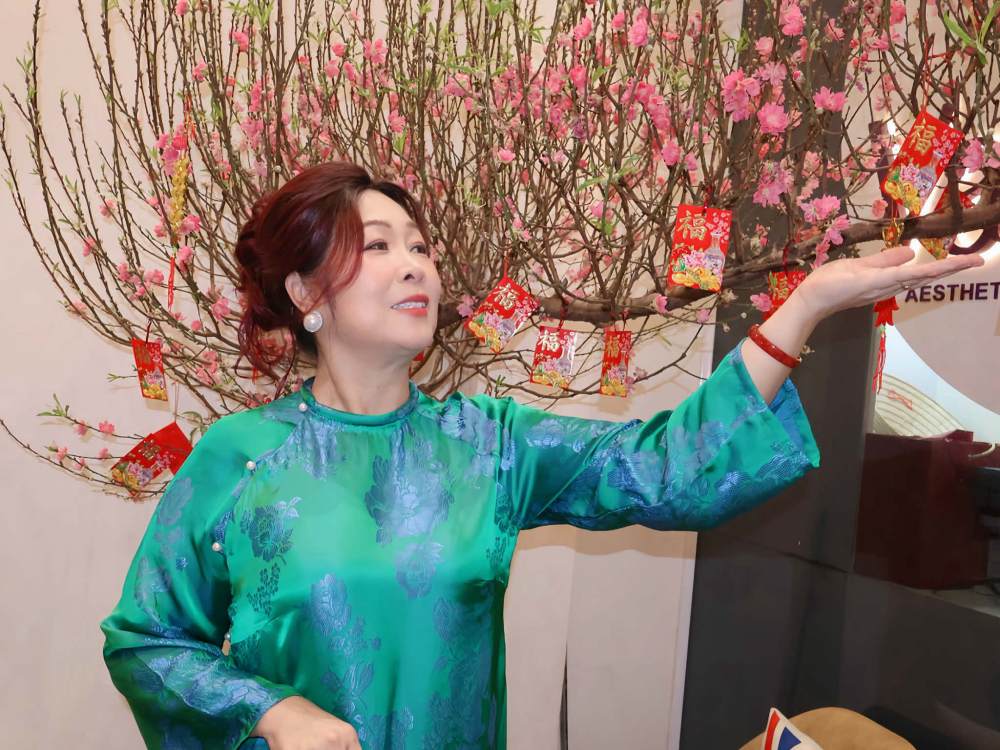 Ở tuổi trung niên, NSND Hồng Vân vẫn tích cực cống hiến cho nghệ thuật. Ảnh: NVCC