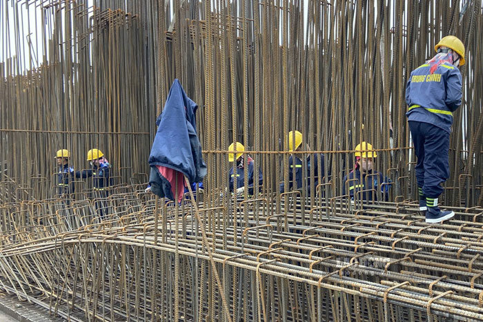 Công nhân nhộn nhịp thi công sắt thép trên công trường. Ảnh: Đinh Đại