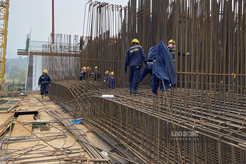 Hàng chục công nhân rộn rã thi công ngày Tết. Ảnh: Đinh Đại