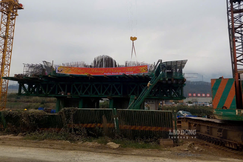 Không khí tết trên công trường cầu biên giới bắc qua sông Hồng. Ảnh: Đinh Đại