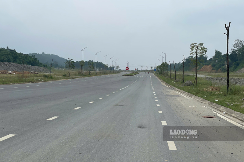 Các phương tiện có thể thuận lợi di chuyển trên Tỉnh lộ 156 sau khi hoàn thành thảm nhựa. Ảnh: Đinh Đại 