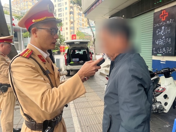 Kiểm tra nồng cộ của người điều khiển xe gắn máy vào sáng Mùng Hai Tết. Ảnh: Kiều Vũ