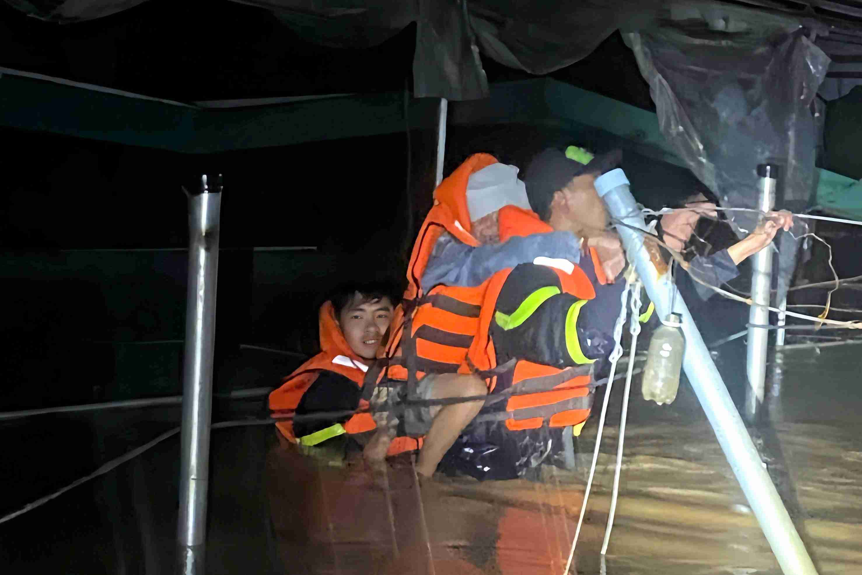 Lính phòng cháy, chữa  cháy Lâm Đồng vượt lũ cứu người dân bị mặc kẹt. Ảnh: Công an cung cấp 