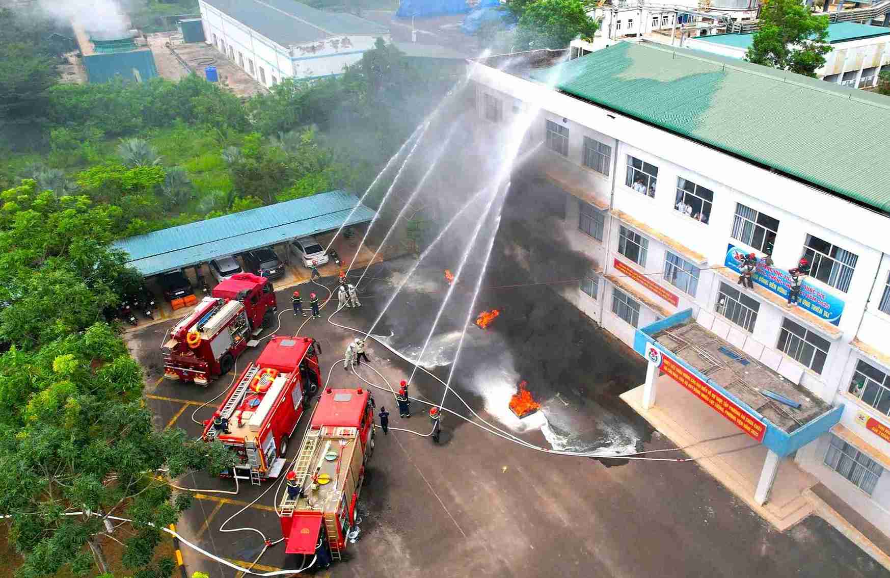 Lực lượng PCCC&CNCH Công an tỉnh Lâm Đồng trong một đợt diễn tập phòng cháy, chữa cháy. Ảnh: Phúc Khánh 