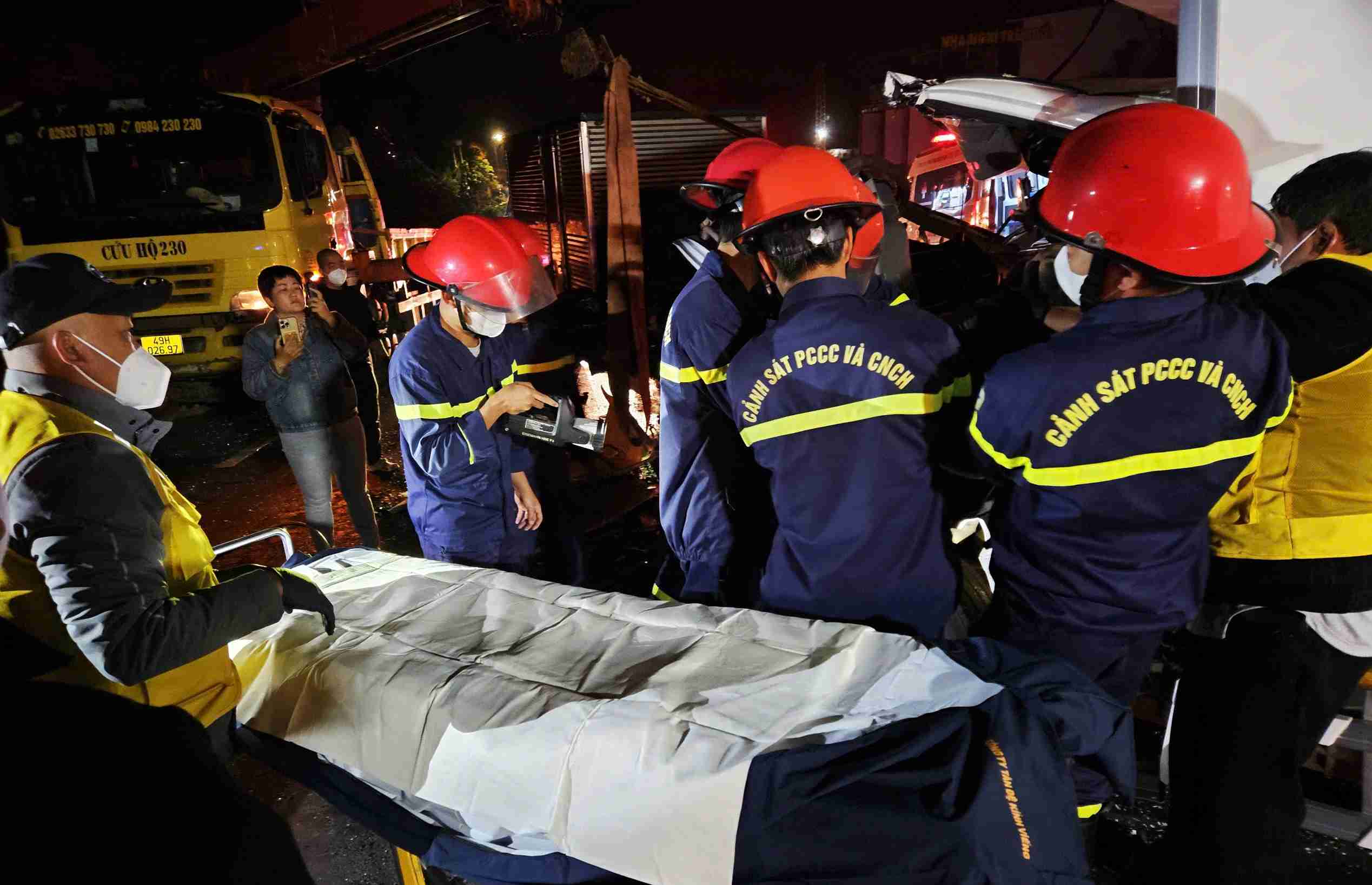 Cán bộ, chiến sĩ Phòng Cảnh sát PCCC&CNCH Công an Lâm Đồng làm nhiệm vụ trong một vụ tai nạn giao thông. Ảnh: Phúc Khánh 