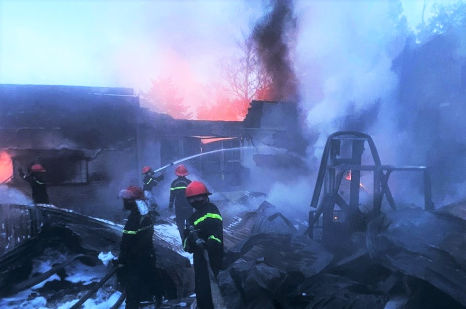 Lính cứu hảo Lâm Đồng lao vào biển lửa làm nhiệm vụ trong một vụ cháy xảy ra trên địa bàn. Ảnh: Phúc Khánh 