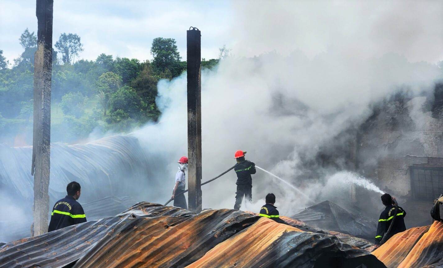 Lam Dong firefighters fighting the "fire enemy" in a fire that occurred in the province. Photo: Phuc Khanh