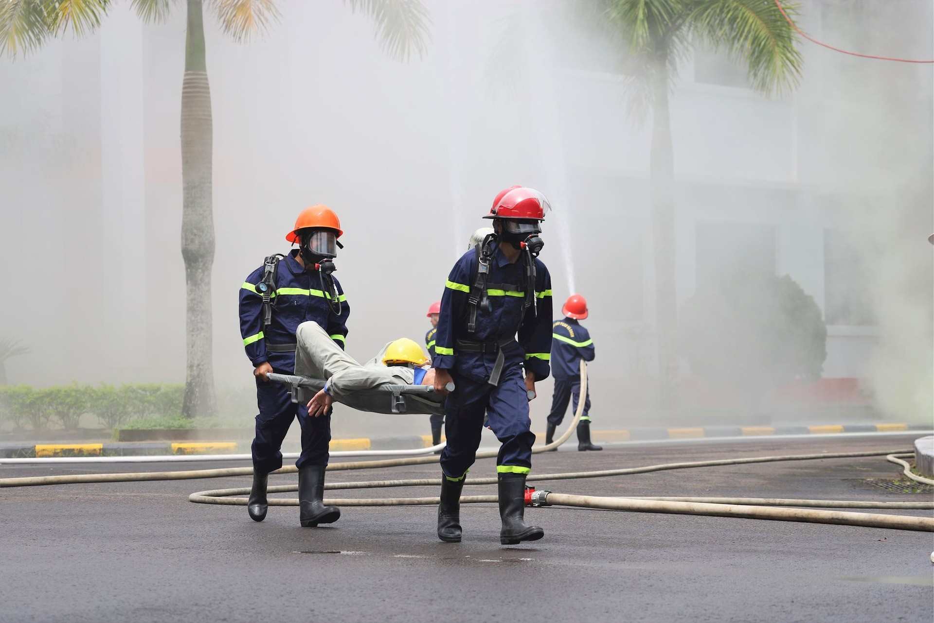 Trong mỗi vụ hỏa hoạn, cứu người luôn làm nhiệm vụ trên hết của người lính cứu hỏa. Ảnh: Phúc Khánh 