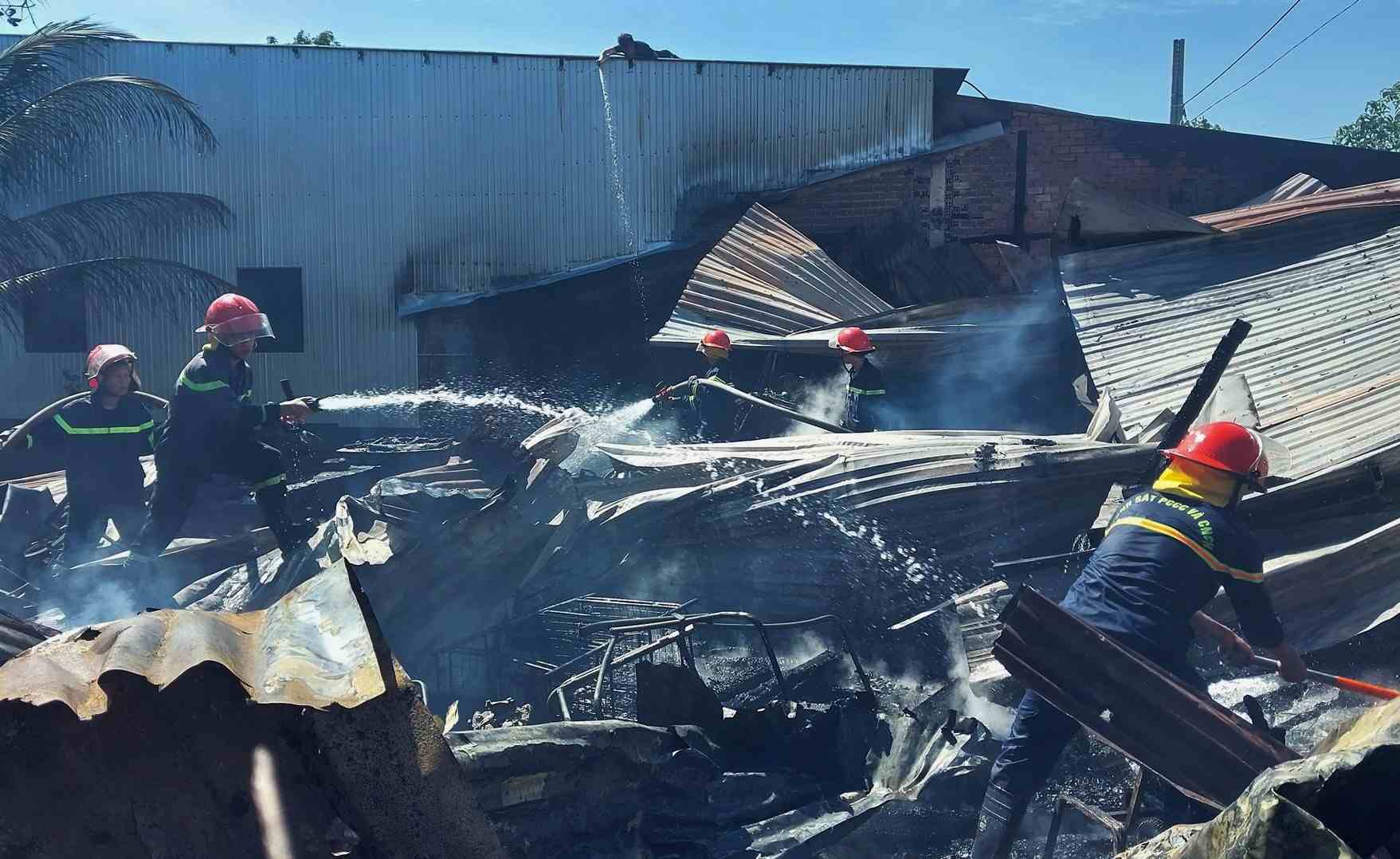 Trong mỗi vụ hỏa hoạn, những người lính cứu hỏa luôn xả thân vì tính mạng, tài sản của người dân. Ảnh: Phúc Khánh 