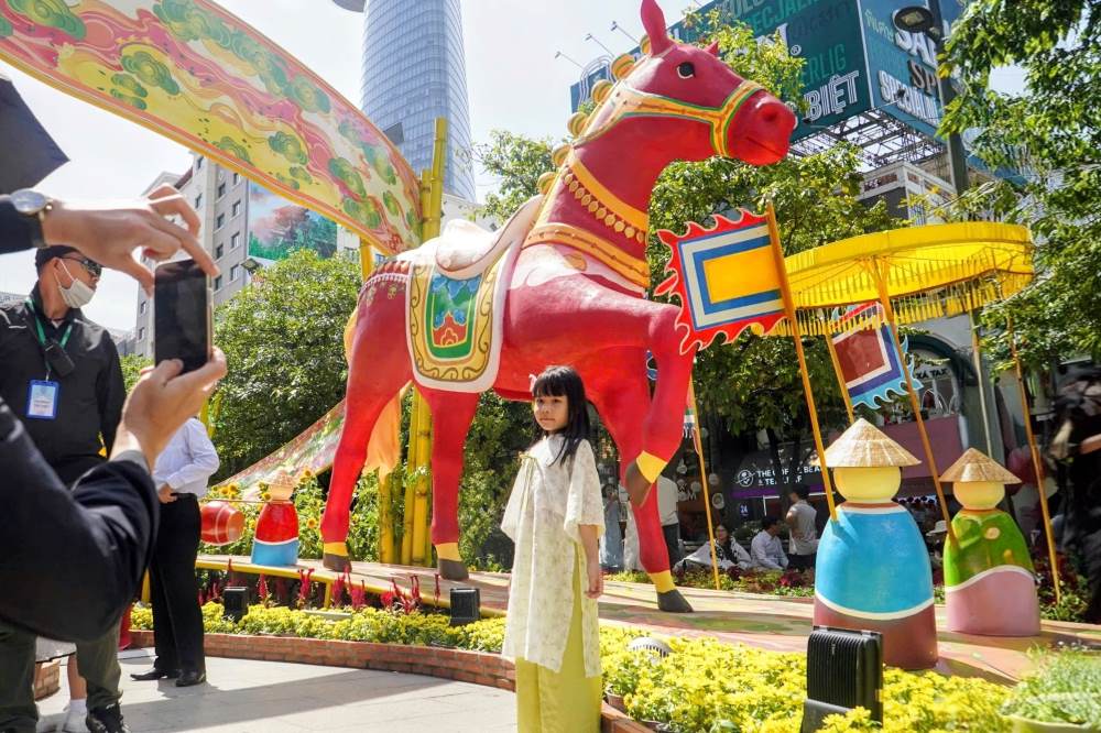  Linh vật Ngựa của năm Bính Ngọ 2026 với dáng vẻ uy phong, thể hiện khát vọng “Mã đáo thành công” thu hút người dân đến check in. 