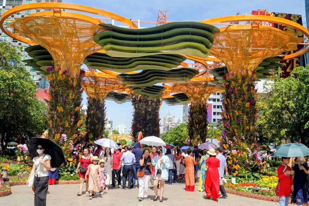 Đến 14h chiều, lượng người đổ về đường hoa Nguyễn Huệ vẫn chưa có dấu hiệu hạ nhiệt. Dự kiến càng về chiều tối, khi trời dịu mát, lượng khách du xuân sẽ còn tăng cao hơn nữa.