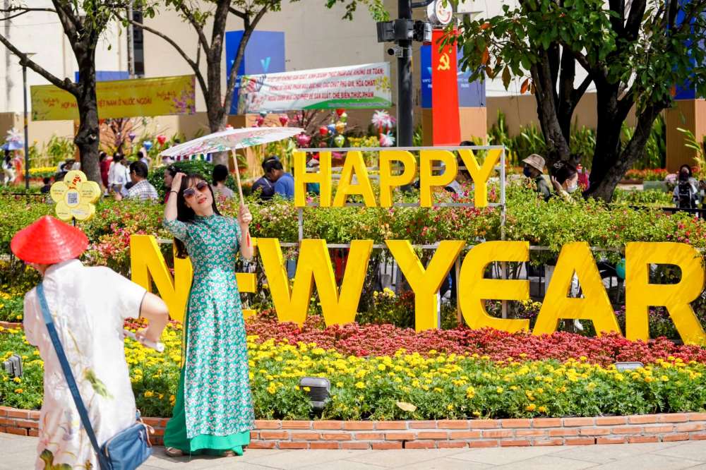  Những chiếc dù phát huy tác dụng tối đa, không chỉ che nắng khi đi bộ mà còn là “đạo cụ” quan trọng để có ảnh đẹp.