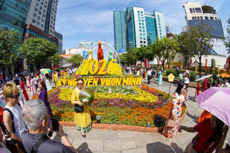  Ghi nhận lúc 11h30 trưa mùng 2 Tết (18.2), trục đường hoa Nguyễn Huệ (Quận 1) chật kín khách tham quan. Dòng người nườm nượp di chuyển giữa các đại cảnh, tạo nên không khí náo nhiệt đặc trưng của ngày Tết tại trung tâm thành phố.