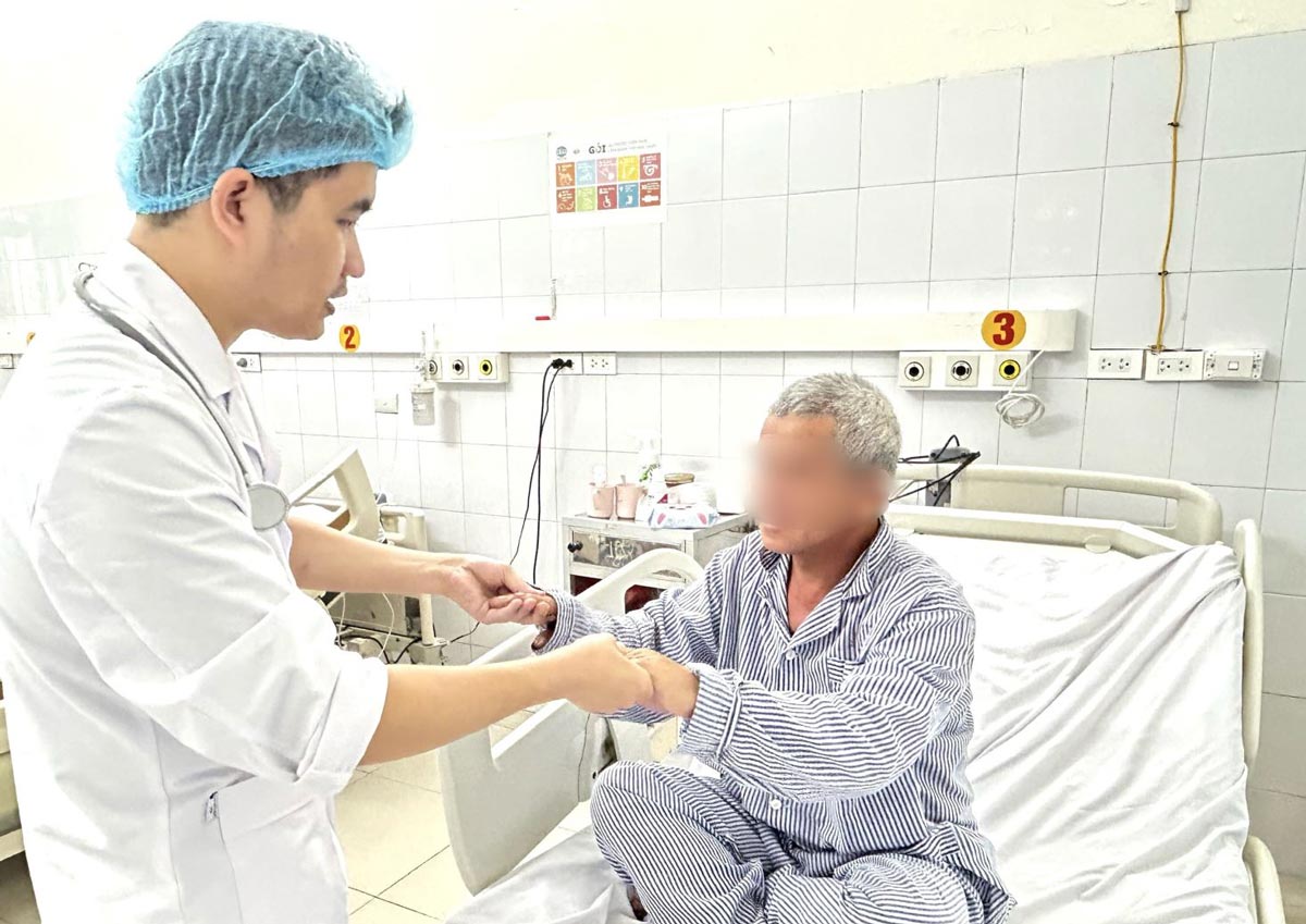 Doctors of the Intensive Care Unit examine an emergency patient. Photo: Quang Ninh Provincial General Hospital